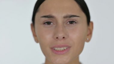 Dişi ağrıyan Latin kadının yüzü, Beyaz Arkaplan