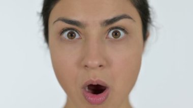 Şok Olan Genç Hintli Kadın, Beyaz Arkaplan