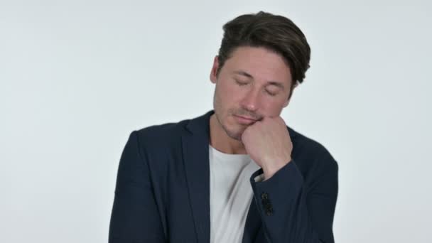 Empresário de meia-idade sonolento tomando sesta, fundo branco — Vídeo de Stock