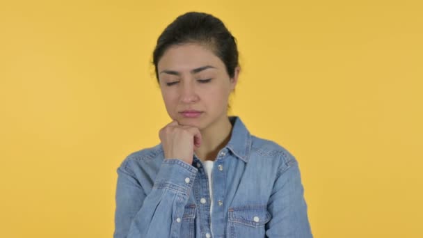 Sonolento jovem indiana mulher tomando a sesta, fundo amarelo — Vídeo de Stock