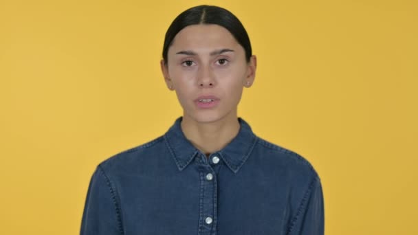 Ung latinsk kvinna med tummar ner, gul bakgrund — Stockvideo