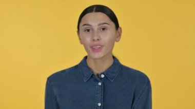 Pozitif Genç Latin Kadın Alkışlıyor, Sarı Arkaplan 