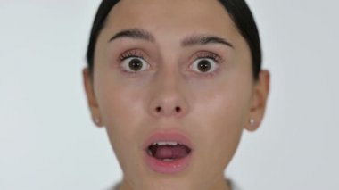 Şok Olan Genç Latin Kadın, Beyaz Arkaplan