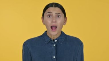 Genç Latin Kadın Bağırıyor, Çığlık atıyor, Sarı Arkaplan 