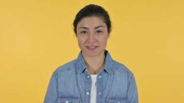 Genç Hintli Kadın Parmak İzi Yok, Sarı Arkaplan 