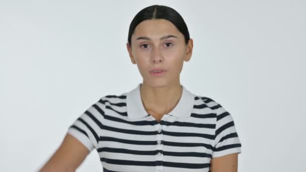 Tummen ner av ung latinsk kvinna, vit bakgrund — Stockvideo