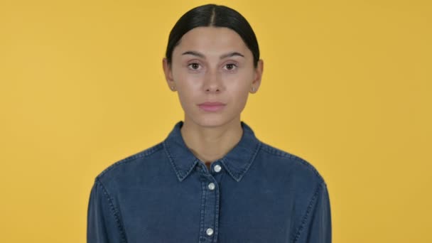 Serious Young Latin Woman, Yellow Background — Stock Video