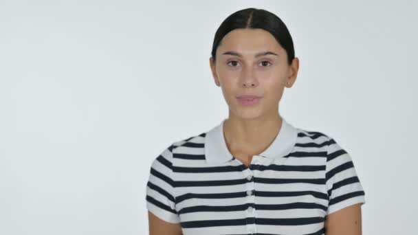 Mladá latinská žena drží hodiny, bílé pozadí — Stock video