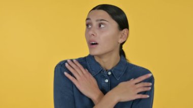 Genç Latin Kadın Korktu, Sarı Arkaplan