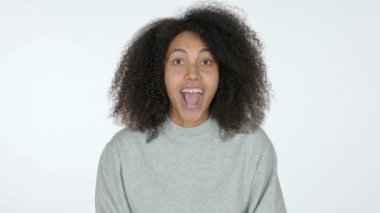 Heyecanlı Genç Afrikalı Kadın Kutlama, Beyaz Arkaplan 