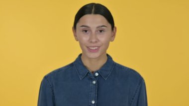 Genç Latin Kadın El sallıyor, Sarı Arkaplan 