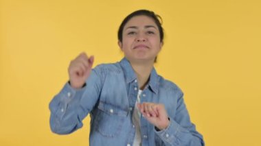 Heyecanlı Genç Hintli Kadın Dans Ediyor, Sarı Arkaplan 