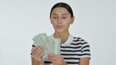 Genç Latin Kadın Dolar Sayıyor, Beyaz Arka plan