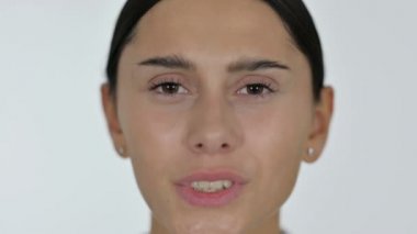Genç Latin Kadın 'ın baş ağrısı, Beyaz Arkaplan