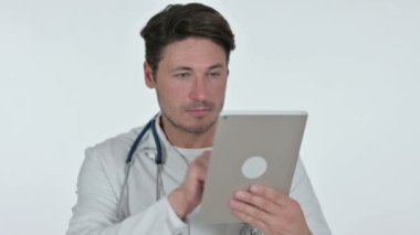 Dijital Tablet kullanımı: Erkek Doktor, Beyaz Arkaplan