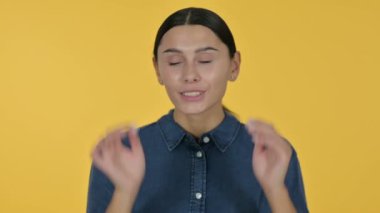 Baş ağrısı çeken genç Latin Kadın, Sarı Arkaplan 