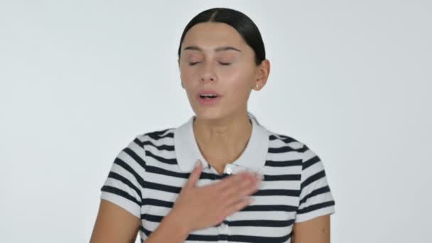 Больная молодая латиноамериканка кашляет на белом фоне — стоковое видео