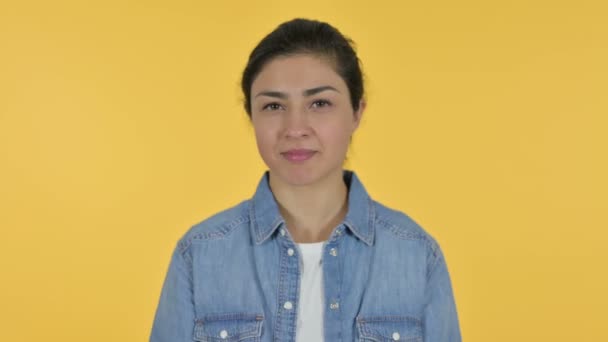 Finger på läppar av arg ung indisk kvinna, gul bakgrund — Stockvideo