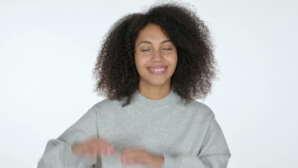 Junge Afrikanerin Herzzeichen von Hand, weißer Hintergrund — Stockvideo