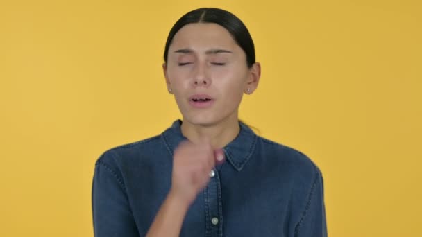 Nemocná mladá latinská žena kašel, žluté pozadí — Stock video