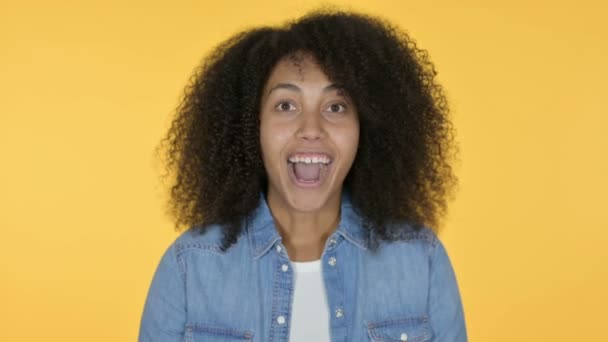 Jovem Africana Excitada Celebrando, Fundo Amarelo — Vídeo de Stock