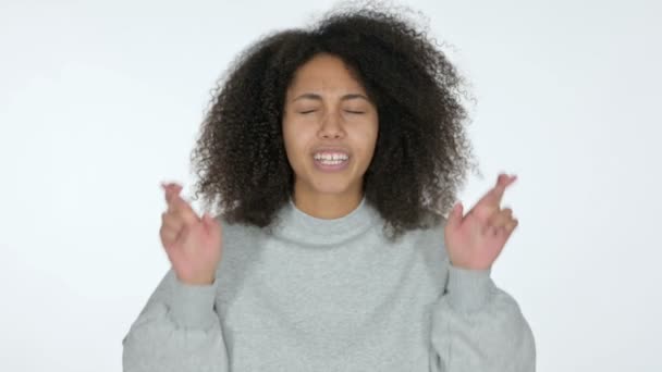 Fingerkreuz von junger Afrikanerin, weißer Hintergrund — Stockvideo