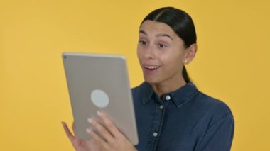 Tablet 'te Video Sohbeti: Genç Latin Kadın, Sarı Arkaplan 