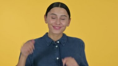 Heyecanlı Genç Latin Dans Eden, Sarı Arkaplan 