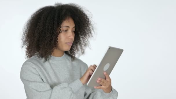 Молода африканка святкує на планшеті, білий фон — стокове відео