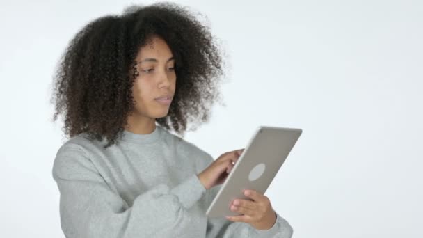 Mujer africana joven usando tableta digital, fondo blanco — Vídeo de stock
