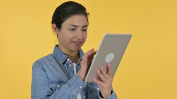 Junge Inderin mit digitalem Tablet, gelbem Hintergrund — Stockvideo