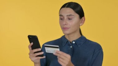Online Shopping on Smartphone Yazan Genç Latin Kadın, Sarı Arkaplan 