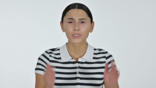 सिरदर्द के साथ युवा लैटिन महिला, सफेद पृष्ठभूमि — स्टॉक वीडियो