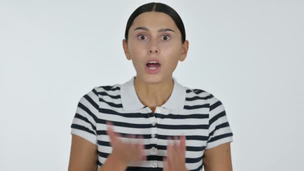 Ung latinsk kvinna med chockad uttryck, vit bakgrund — Stockvideo
