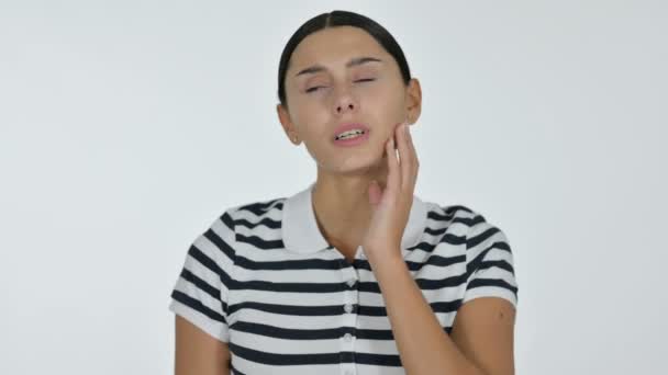 Mulher latina jovem com dor de dentes de cavidade, fundo branco — Vídeo de Stock