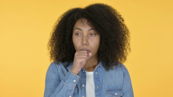 Zieke jonge Afrikaanse vrouw hoesten, gele achtergrond — Stockvideo