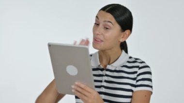 Tablet 'te Video Sohbeti: Genç Latin Kadın, Beyaz Arkaplan