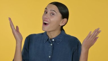 Heyecanlı Latin Kadın Kutlama, Sarı Arkaplan 