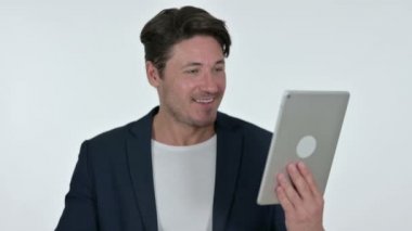 Tablet 'te Video Sohbeti Orta Çağ İşadamı, Beyaz Arkaplan