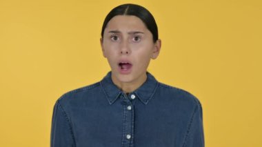 Şok Olan Genç Latin Kadın, Sarı Arkaplan 