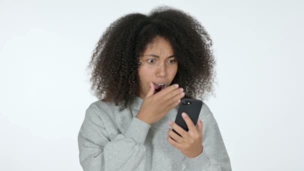 Smartphone, White Background上的年轻非洲妇女损失 — 图库视频影像