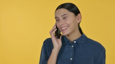 Genç Latin Kadın Akıllı Telefonla Konuşuyor, Sarı Arkaplan 