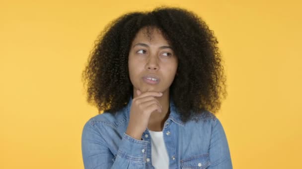 Jonge Afrikaanse vrouw denken Getting Idea, Gele achtergrond — Stockvideo