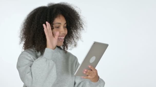 非洲年轻妇女、白种人背景的平板电脑视频聊天 — 图库视频影像