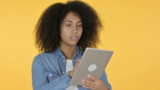 Dijital Tablet kullanan genç Afrikalı Kadın, Sarı Arkaplan — Stok video