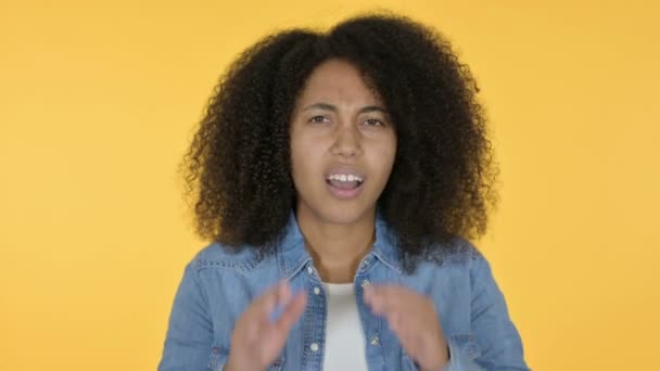 Jonge Afrikaanse vrouw met hoofdpijn, Gele achtergrond — Stockvideo