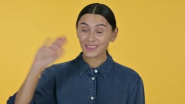  Çevrimiçi Video Sohbeti: Genç Latin Kadın, Sarı Arkaplan 