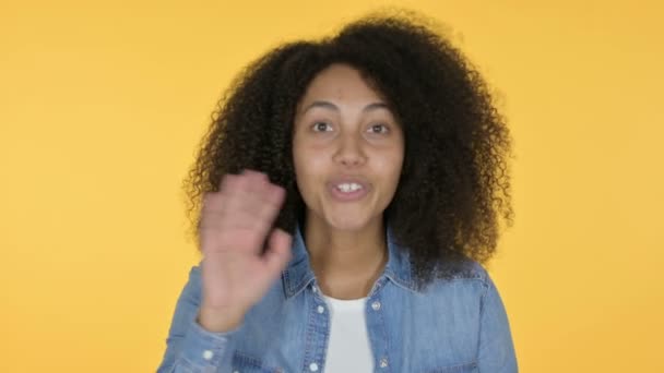 Chat vidéo en ligne par Jeune femme africaine, fond jaune — Video