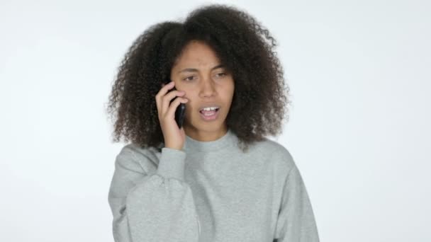 Młoda Afrykanka Angry on Smartphone, Białe tło — Wideo stockowe