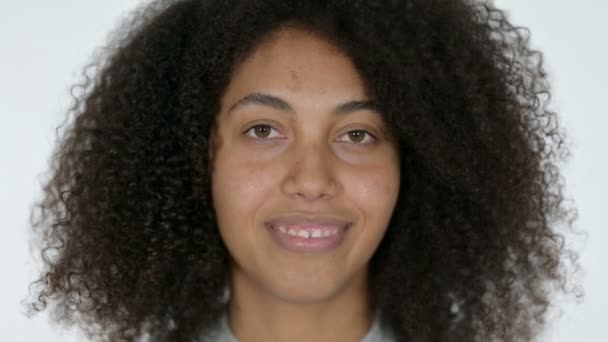 Close-up van glimlachende jonge Afrikaanse vrouw, witte achtergrond — Stockvideo